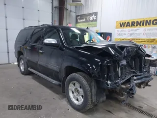 2008 Chevrolet Suburban LTZ z VIN 3GNFK16328G191186, wystawiony jako IAAI lot #42102717 z przebiegiem 185 236 mil mil oraz . Historia ofert i sprzedaży dostępna na DreamBid. Obrazek 1.