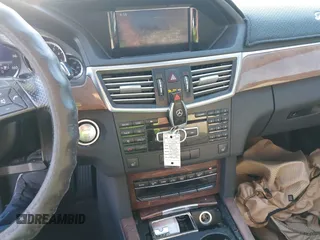 2013 Mercedes-Benz E 350 Luxury z VIN WDDHF5KB2DA741401, wystawiony jako IAAI lot #42605065 z przebiegiem 167 479 mil mil oraz . Historia ofert i sprzedaży dostępna na DreamBid. Obrazek 11.