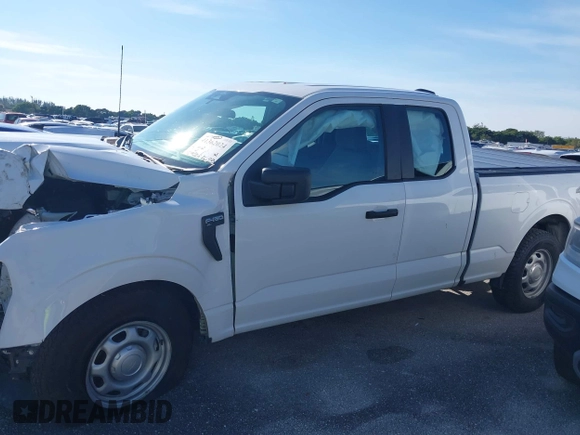 2022 Ford F-150 XL z VIN 1FTFX1E54NKD86627, wystawiony jako IAAI lot #41362024 z przebiegiem 32 712 mil mil oraz . Historia ofert i sprzedaży dostępna na DreamBid. Obrazek 14.