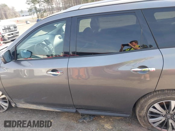 2019 Nissan Pathfinder S z VIN 5N1DR2MN5KC642848, wystawiony jako IAAI lot #41796336 z przebiegiem 69 783 mil mil oraz . Historia ofert i sprzedaży dostępna na DreamBid. Obrazek 15.