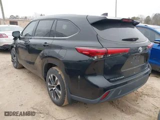 2020 Toyota Highlander XLE with VIN 5TDHZRBH7LS025107, listed as a IAAI auction lot 41236242 with 68,646 mi miles. Bid and sale history available at carsss.com. Image 3.