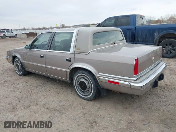1988 Chrysler New Yorker z VIN 1C3BU6639JD209916, wystawiony jako IAAI lot #41744173 z przebiegiem 143 379 mil mil oraz . Historia ofert i sprzedaży dostępna na DreamBid. Obrazek 3.