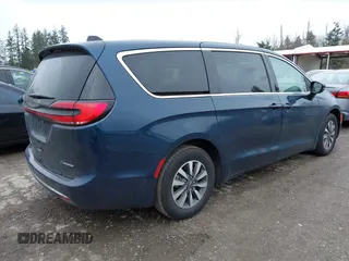 2024 Chrysler Pacifica Hybrid Select z VIN 2C4RC1S73RR188434, wystawiony jako IAAI lot #41857086 z przebiegiem 19 244 mil mil oraz . Historia ofert i sprzedaży dostępna na DreamBid. Obrazek 4.