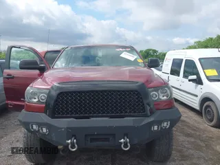 2008 Toyota Tundra z VIN 5TBBV541X8S517382, wystawiony jako IAAI lot #42231096 z przebiegiem 111 953 mil mil oraz . Historia ofert i sprzedaży dostępna na DreamBid. Obrazek 12.