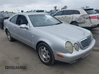 1999 Mercedes-Benz CLK 320/430 z VIN WDBLJ65GXXF101281, wystawiony jako IAAI lot #41901534 z przebiegiem 136 841 mil mil oraz . Historia ofert i sprzedaży dostępna na DreamBid. Obrazek 1.