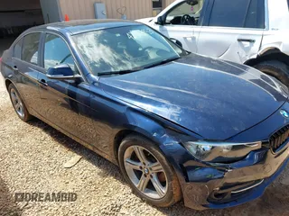 2013 BMW 3 Series 328i xDrive z VIN WBA3B3C59DF539703, wystawiony jako IAAI lot #42323953 z przebiegiem 160 393 mil mil oraz . Historia ofert i sprzedaży dostępna na DreamBid. Obrazek 1.