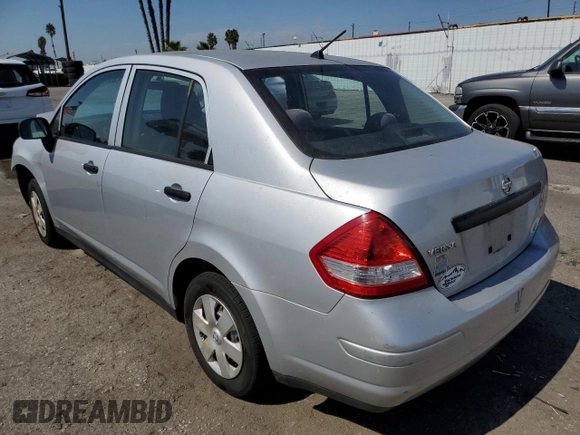 2009 Nissan Versa 1.6 z VIN 3N1CC11E09L445460, wystawiony jako Copart lot #74360764 z przebiegiem 202 122 mil mil oraz Szkoda całkowita • Salvage title. Historia ofert i sprzedaży dostępna na DreamBid. Obrazek 2.