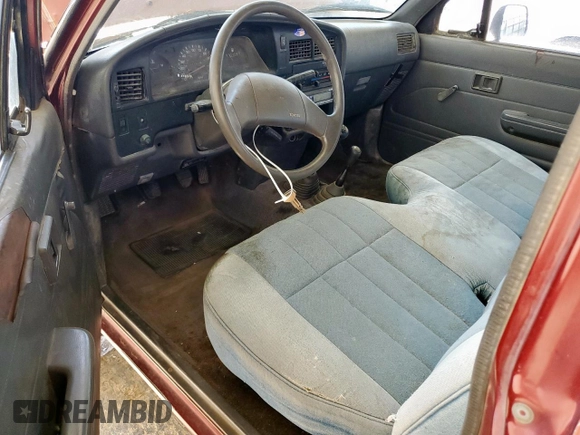 1990 Toyota Pickup DLX z VIN JT4VN13D5L5037936, wystawiony jako Copart lot #57442565 z przebiegiem 311 903 mil mil oraz Czysty tytuł • Clean title. Historia ofert i sprzedaży dostępna na DreamBid. Obrazek 8.