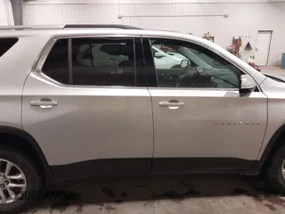 2018 Chevrolet Traverse LT Cloth z VIN 1GNEVGKW9JJ144070, wystawiony jako IAAI lot #42118002 z przebiegiem 142 006 mil mil oraz . Historia ofert i sprzedaży dostępna na DreamBid. Obrazek 14.