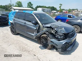 2022 Volkswagen Tiguan SE R-Line Black с VIN 3VVCB7AX5NM104260, выставлен на аукционе IAAI как лот 42295069 с пробегом 51 528 миль миль и . История ставок и продаж доступна на DreamBid. Изображение 1.