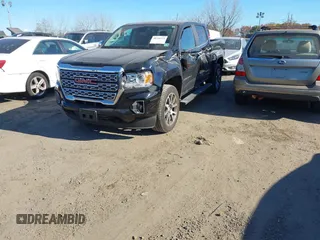 2021 GMC Canyon 4WD Denali z VIN 1GTG6EEN9M1240596, wystawiony jako IAAI lot #40760124 z przebiegiem 52 985 mil mil oraz . Historia ofert i sprzedaży dostępna na DreamBid. Obrazek 2.