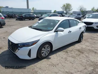 2024 Nissan Sentra S z VIN 3N1AB8BV2RY289474, wystawiony jako IAAI lot #42119543 z przebiegiem 17 576 mil mil oraz . Historia ofert i sprzedaży dostępna na DreamBid. Obrazek 2.