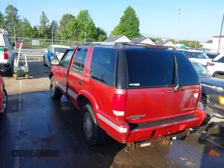 1995 GMC Jimmy SLE z VIN 1GKDT13W1SK528155, wystawiony jako IAAI lot #42177589 z przebiegiem 283 900 mil mil oraz . Historia ofert i sprzedaży dostępna na DreamBid. Obrazek 3.