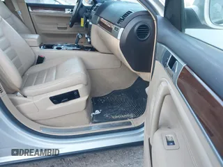 2008 Volkswagen Touareg V6 z VIN WVGBE77LX8D027323, wystawiony jako IAAI lot #41240460 z przebiegiem 140 330 mil mil oraz . Historia ofert i sprzedaży dostępna na DreamBid. Obrazek 5.