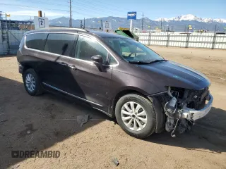 2017 Chrysler Pacifica Touring L z VIN 2C4RC1BG3HR569490, wystawiony jako Copart lot #48378865 z przebiegiem 144 016 mil mil oraz Szkoda całkowita • Salvage title. Historia ofert i sprzedaży dostępna na DreamBid. Obrazek 4.