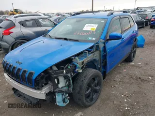 2018 Jeep Cherokee Latitude Tech Connect z VIN 1C4PJLCB0JD595520, wystawiony jako IAAI lot #42020413 z przebiegiem 79 910 mil mil oraz . Historia ofert i sprzedaży dostępna na DreamBid. Obrazek 2.