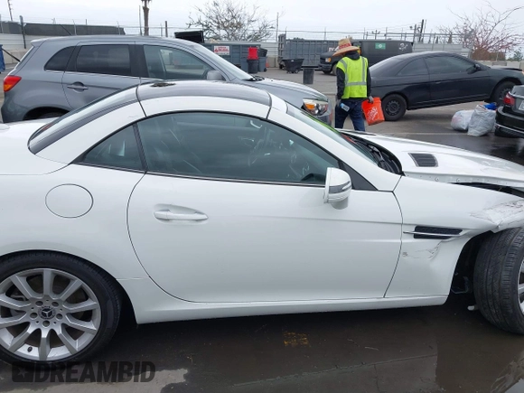 2020 Mercedes-Benz SLC 300 с VIN W1KPK3JA7LF170171, выставлен на аукционе IAAI как лот 42119425 с пробегом 2 408 миль миль и . История ставок и продаж доступна на DreamBid. Изображение 13.