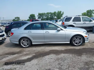 2013 Mercedes-Benz C 300 Sport z VIN WDDGF8AB1DR292986, wystawiony jako IAAI lot #42430247 z przebiegiem 105 105 mil mil oraz . Historia ofert i sprzedaży dostępna na DreamBid. Obrazek 13.