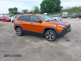 2016 Jeep Cherokee Trailhawk z VIN 1C4PJMBS5GW143597, wystawiony jako IAAI lot #42713650 z przebiegiem 101 650 mil mil oraz . Historia ofert i sprzedaży dostępna na DreamBid. Obrazek 1.