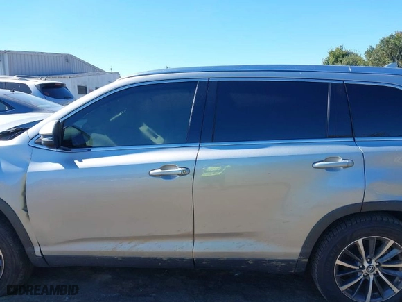 2019 Toyota Highlander SE with VIN 5TDKZRFH9KS305741, listed as a IAAI auction lot 40510281 with NaN miles. Bid and sale history available at carsss.com. Image 14.