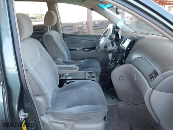 2004 Toyota Sienna CE with VIN 5TDZA23C24S117054, listed as a IAAI auction lot 42034834 with 184,580 mi miles. Bid and sale history available at carsss.com. Image 5.