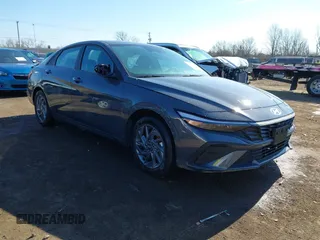 2024 Hyundai Elantra SEL z VIN KMHLM4DG4RU805694, wystawiony jako IAAI lot #41893956 z przebiegiem 4 856 mil mil oraz . Historia ofert i sprzedaży dostępna na DreamBid. Obrazek 1.