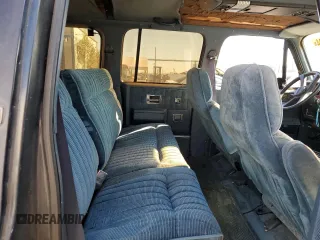 1991 Chevrolet Suburban z VIN 1GNGR26N2MF124400, wystawiony jako Copart lot #85809994 z przebiegiem 160 922 mil mil oraz Czysty tytuł • Clean title. Historia ofert i sprzedaży dostępna na DreamBid. Obrazek 11.