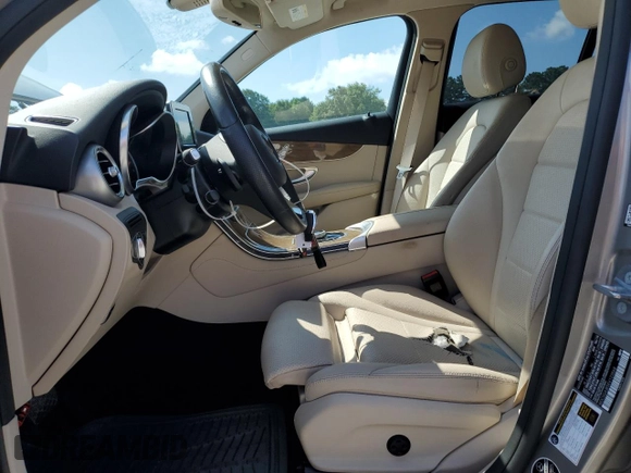 2019 Mercedes-Benz GLC 300 z VIN WDC0G4JB5KV123568, wystawiony jako Copart lot #61897445 z przebiegiem 31 259 mil mil oraz Szkoda całkowita • Salvage title. Historia ofert i sprzedaży dostępna na DreamBid. Obrazek 7.