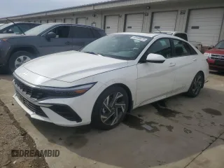 2024 Hyundai Elantra SEL z VIN KMHLS4DG0RU816262, wystawiony jako Copart lot #46448675 z przebiegiem 3 957 mil mil oraz Szkoda całkowita • Salvage title. Historia ofert i sprzedaży dostępna na DreamBid. Obrazek 1.