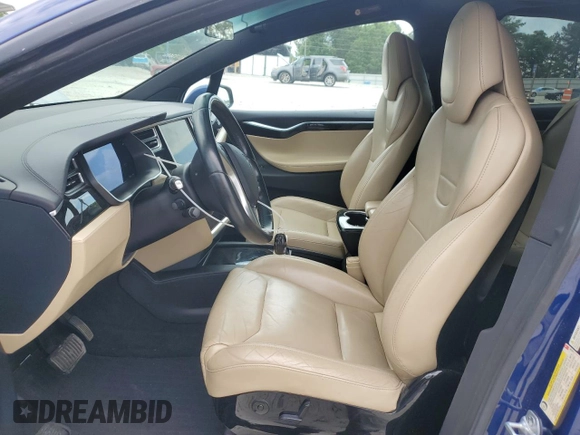 2016 Tesla Model X 70D z VIN 5YJXCBE27GF007972, wystawiony jako Copart lot #53945325 z przebiegiem 83 395 mil mil oraz Szkody całkowita. Historia ofert i sprzedaży dostępna na DreamBid. Obrazek 7.