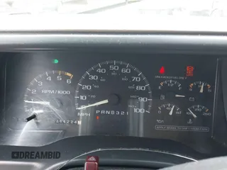1996 Chevrolet Suburban z VIN 1GNFK16R9TJ326563, wystawiony jako IAAI lot #42300678 z przebiegiem 211 224 mil mil oraz . Historia ofert i sprzedaży dostępna na DreamBid. Obrazek 7.