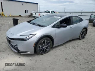 2024 Toyota Prius LE z VIN JTDADABU4R3011917, wystawiony jako Copart lot #61184665 z przebiegiem 6 612 mil mil oraz Szkoda całkowita • Salvage title. Historia ofert i sprzedaży dostępna na DreamBid. Obrazek 1.