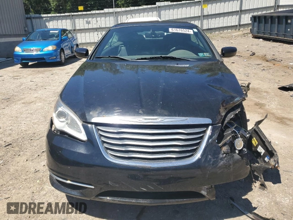 2013 Chrysler 200 Touring z VIN 1C3BCBEGXDN524870, wystawiony jako Copart lot #61676524 z przebiegiem 135 608 mil mil oraz Szkoda całkowita • Salvage title. Historia ofert i sprzedaży dostępna na DreamBid. Obrazek 5.