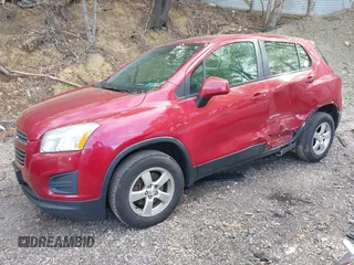 2015 Chevrolet Trax LS z VIN KL7CJPSB0FB198204, wystawiony jako IAAI lot #42237830 z przebiegiem 137 569 mil mil oraz . Historia ofert i sprzedaży dostępna na DreamBid. Obrazek 2.