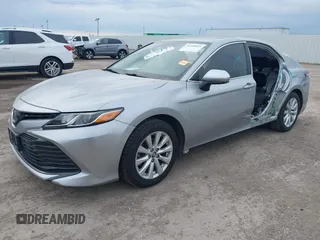 2019 Toyota Camry LE z VIN 4T1B11HK3KU769178, wystawiony jako IAAI lot #41348861 z przebiegiem 121 069 mil mil oraz . Historia ofert i sprzedaży dostępna na DreamBid. Obrazek 2.