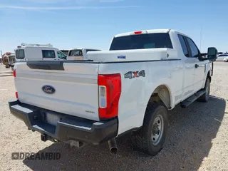 2017 Ford F-250 XLT z VIN 1FT7X2B67HEB14146, wystawiony jako IAAI lot #42256811 z przebiegiem 121 617 mil mil oraz . Historia ofert i sprzedaży dostępna na DreamBid. Obrazek 4.