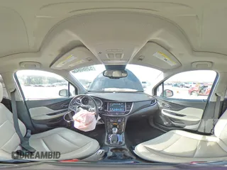 2020 Buick Encore Essence z VIN KL4CJGSB3LB033577, wystawiony jako Copart lot #53960845 z przebiegiem 57 581 mil mil oraz Szkody całkowita. Historia ofert i sprzedaży dostępna na DreamBid. Obrazek 15.