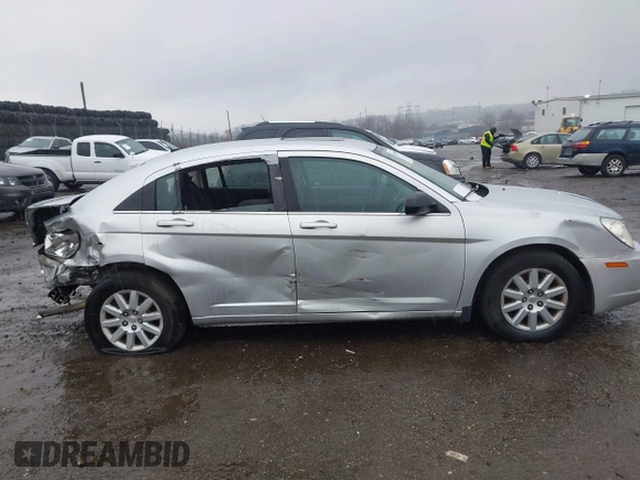 2010 Chrysler Sebring Touring z VIN 1C3CC4FB5AN128652, wystawiony jako IAAI lot #41863619 z przebiegiem 123 698 mil mil oraz . Historia ofert i sprzedaży dostępna na DreamBid. Obrazek 12.
