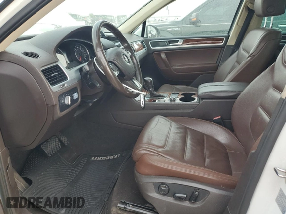 2013 Volkswagen Touareg Sport с VIN WVGEP9BP9DD003974, выставлен на аукционе Copart как лот 75106234 с пробегом 211 323 миль миль и Чистый • Clean title. История ставок и продаж доступна на DreamBid. Изображение 7.