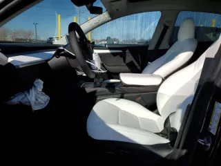 2023 Tesla Model Y Long Range z VIN 7SAYGDEE0PA206005, wystawiony jako Copart lot #50681145 z przebiegiem 31 989 mil mil oraz Szkoda całkowita • Salvage title. Historia ofert i sprzedaży dostępna na DreamBid. Obrazek 7.