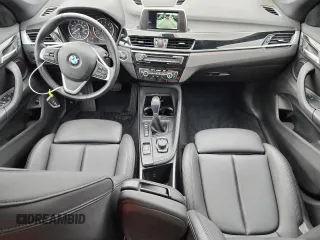 2018 BMW X1 xDrive28i z VIN WBXHT3C36J5L24918, wystawiony jako Copart lot #62171365 z przebiegiem 23 446 mil mil oraz Szkoda całkowita • Salvage title. Historia ofert i sprzedaży dostępna na DreamBid. Obrazek 8.