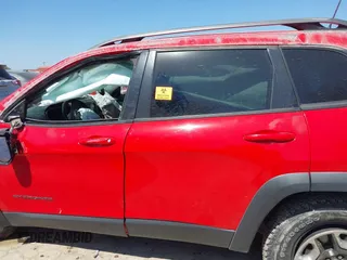 2019 Jeep Cherokee Trailhawk Elite with VIN 1C4PJMBX8KD305108, listed as a IAAI auction lot 41763970 with 70,705 mi miles. Bid and sale history available at carsss.com. Image 13.