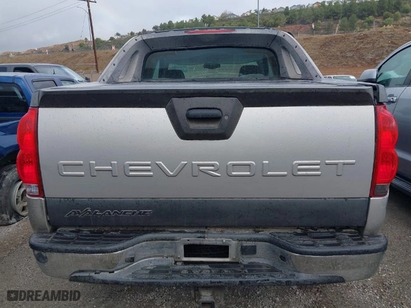 2005 Chevrolet Avalanche LS with VIN 3GNEC12Z05G163675, listed as a IAAI auction lot 41461801 with 430,784 mi miles. Bid and sale history available at carsss.com. Image 16.