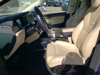 2017 Tesla Model X 90D z VIN 5YJXCDE22HF040293, wystawiony jako Copart lot #48324025 z przebiegiem 53 515 mil mil oraz Szkody całkowita. Historia ofert i sprzedaży dostępna na DreamBid. Obrazek 7.