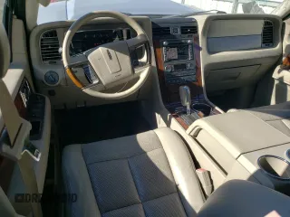 2011 Lincoln Navigator z VIN 5LMJJ2H55BEJ08058, wystawiony jako Copart lot #89203185 z przebiegiem 125 732 mil mil oraz Szkoda całkowita • Salvage title. Historia ofert i sprzedaży dostępna na DreamBid. Obrazek 8.