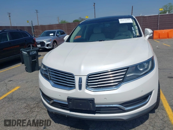 2017 Lincoln MKX Reserve z VIN 2LMPJ6LP2HBL49047, wystawiony jako IAAI lot #42151969 z przebiegiem 65 719 mil mil oraz . Historia ofert i sprzedaży dostępna na DreamBid. Obrazek 12.