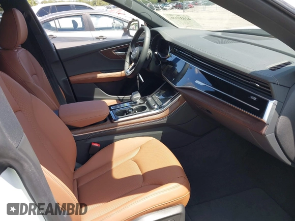 2025 Audi Q8 Premium Plus z VIN WA1EVBF18SD011370, wystawiony jako IAAI lot #42033326 z przebiegiem 164 mil mil oraz . Historia ofert i sprzedaży dostępna na DreamBid. Obrazek 5.