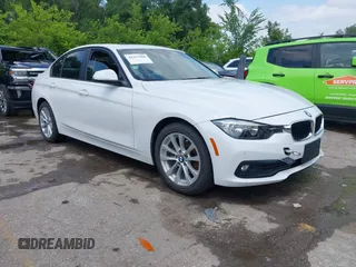2017 BMW 3 Series 320i xDrive с VIN WBA8A3C31HK692371, выставлен на аукционе IAAI как лот 42417060 с пробегом 104 580 миль миль и . История ставок и продаж доступна на DreamBid. Изображение 1.