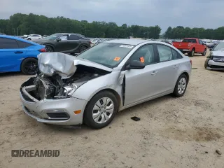 2015 Chevrolet Cruze LS z VIN 1G1PA5SH8F7173043, wystawiony jako Copart lot #56957405 z przebiegiem Nie podano mil oraz Szkoda całkowita • Salvage title. Historia ofert i sprzedaży dostępna na DreamBid. Obrazek 1.