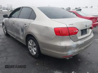 2013 Volkswagen Jetta SE z VIN 3VWDP7AJ4DM265033, wystawiony jako IAAI lot #41029651 z przebiegiem 126 879 mil mil oraz . Historia ofert i sprzedaży dostępna na DreamBid. Obrazek 3.
